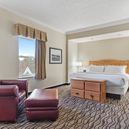 טראוורס סיטי Cherry Tree Inn & Suites מראה חיצוני תמונה
