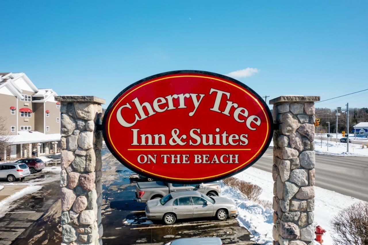 טראוורס סיטי Cherry Tree Inn & Suites מראה חיצוני תמונה