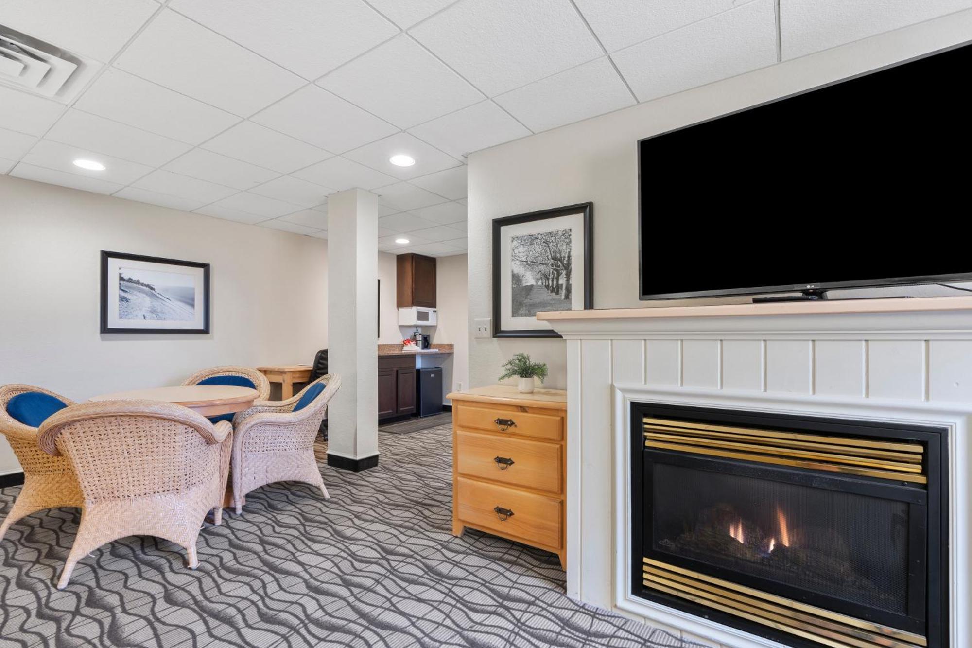 טראוורס סיטי Cherry Tree Inn & Suites מראה חיצוני תמונה
