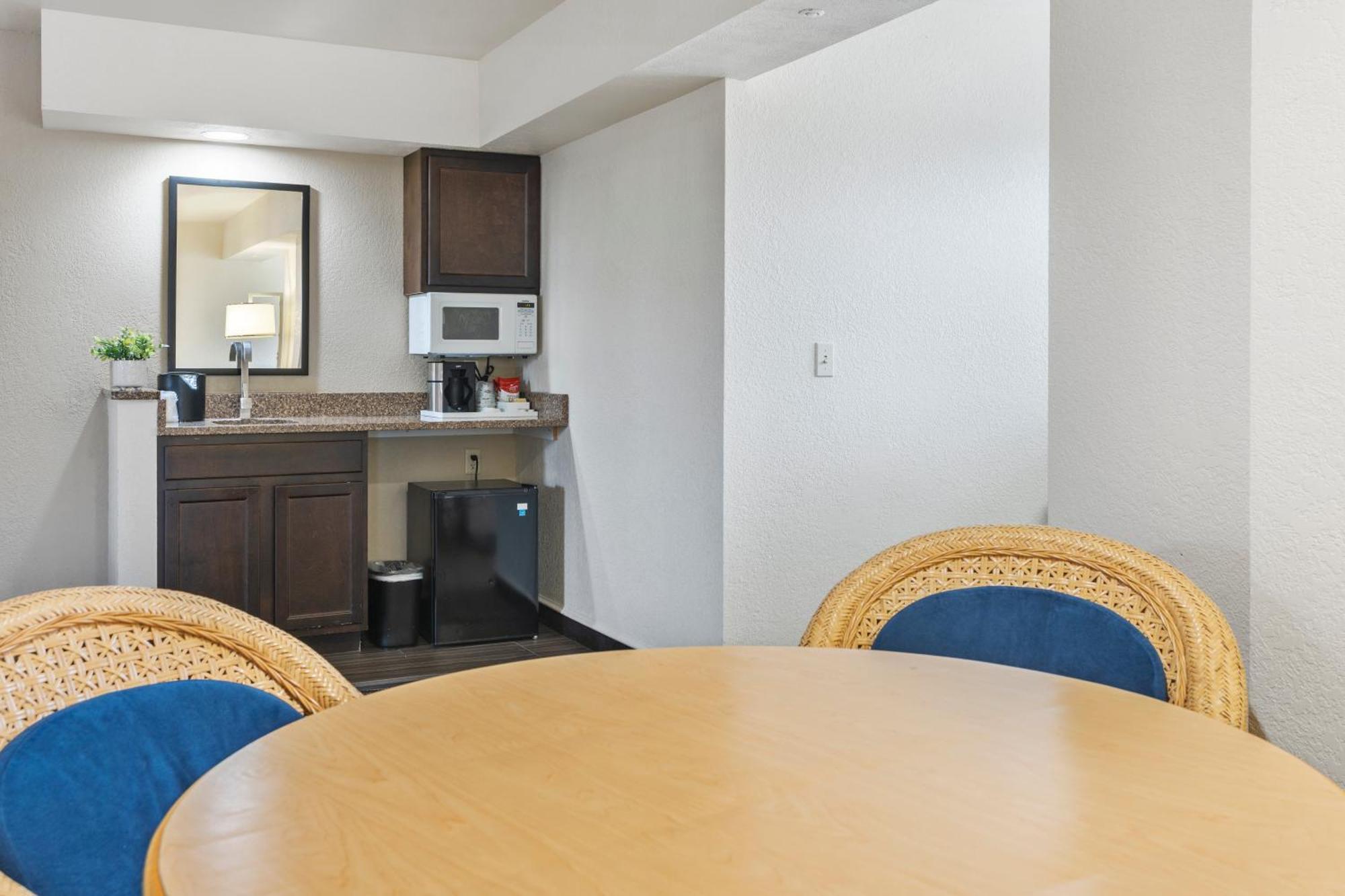 טראוורס סיטי Cherry Tree Inn & Suites מראה חיצוני תמונה
