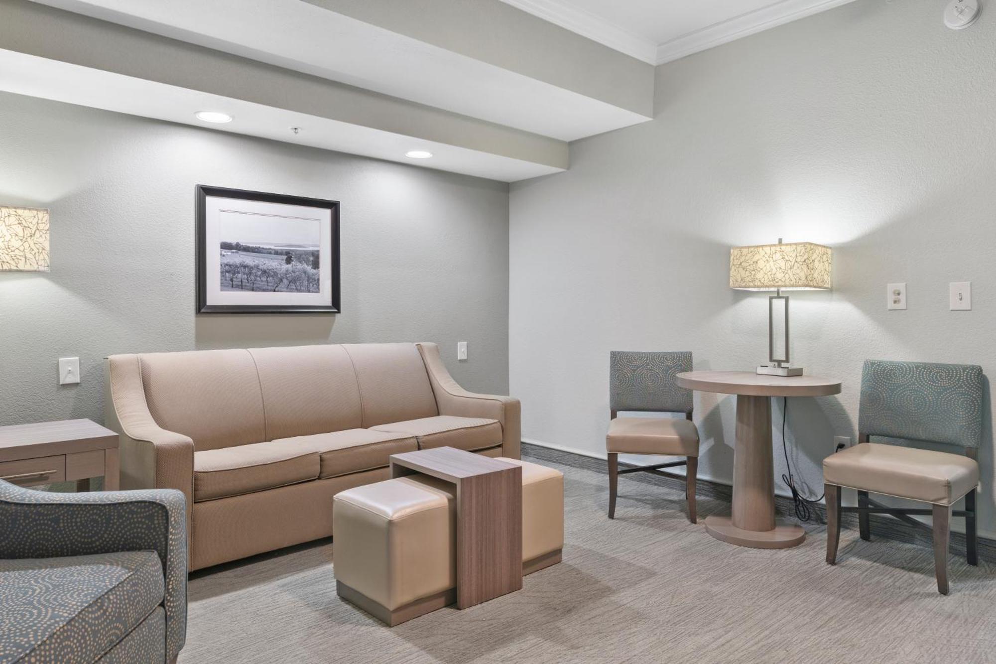 טראוורס סיטי Cherry Tree Inn & Suites מראה חיצוני תמונה