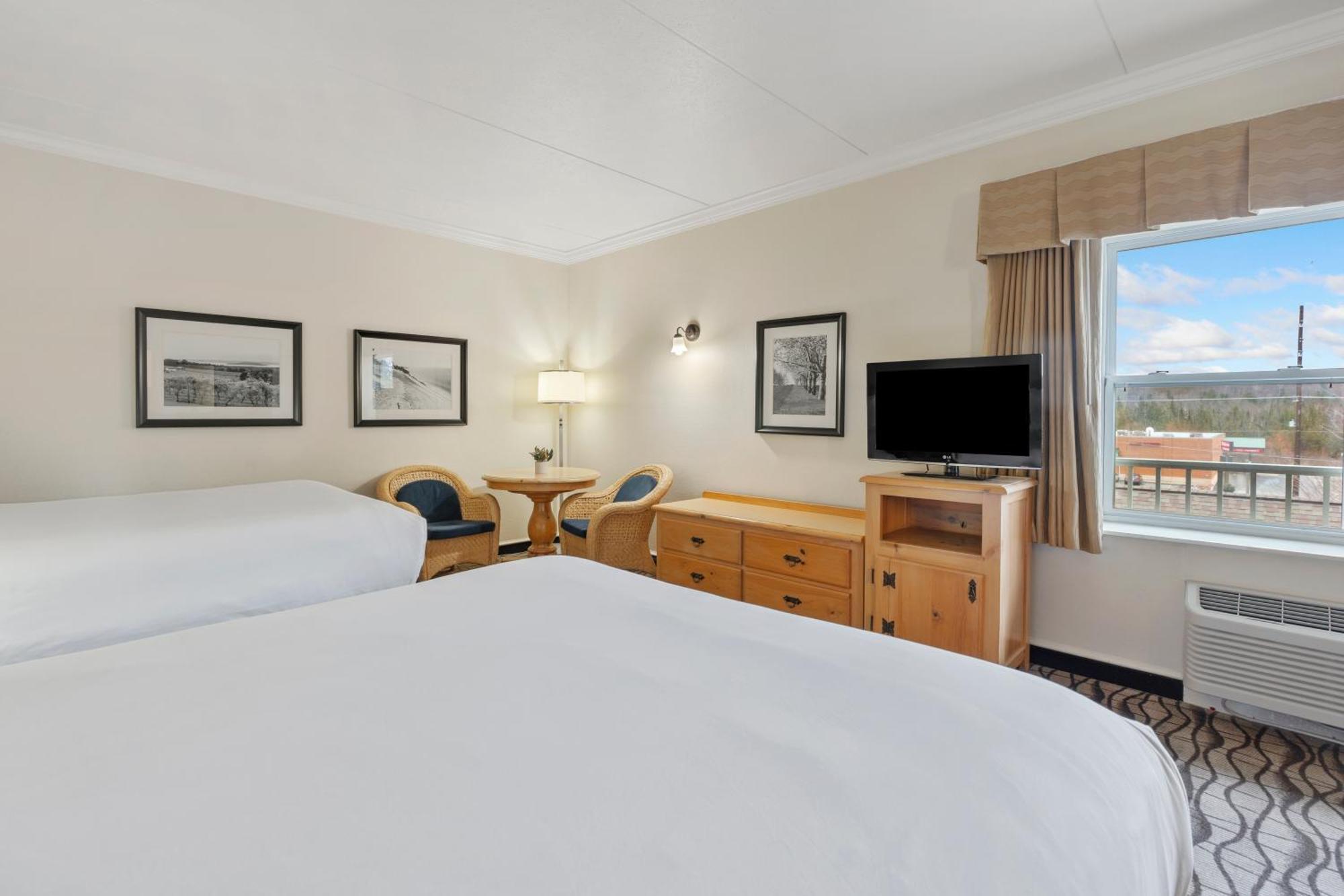 טראוורס סיטי Cherry Tree Inn & Suites מראה חיצוני תמונה
