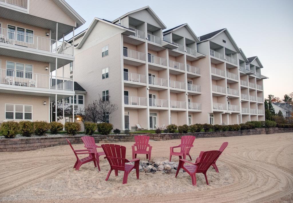 טראוורס סיטי Cherry Tree Inn & Suites מראה חיצוני תמונה