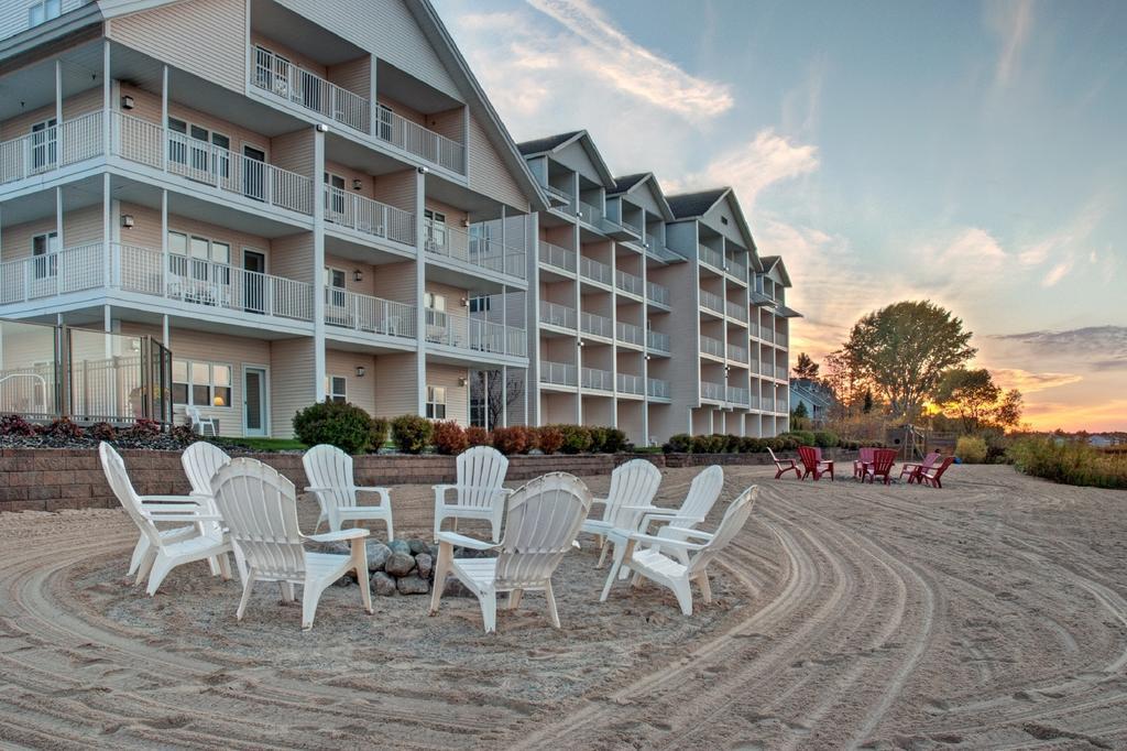 טראוורס סיטי Cherry Tree Inn & Suites מראה חיצוני תמונה