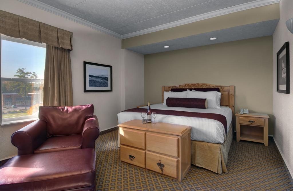 טראוורס סיטי Cherry Tree Inn & Suites מראה חיצוני תמונה