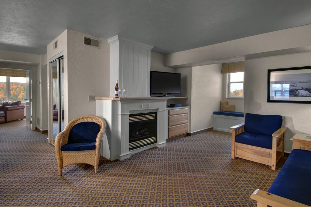 טראוורס סיטי Cherry Tree Inn & Suites מראה חיצוני תמונה